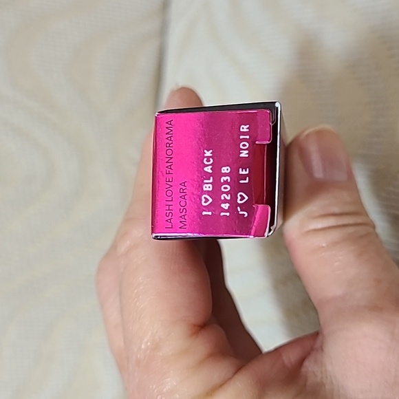 Mary Kay Lash Love Fanorama mascara in black. - Picture 3 of 3